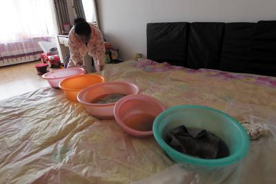 枣庄楼上漏水，住户失联，小区没物管，业主维权难！律师来支招……
